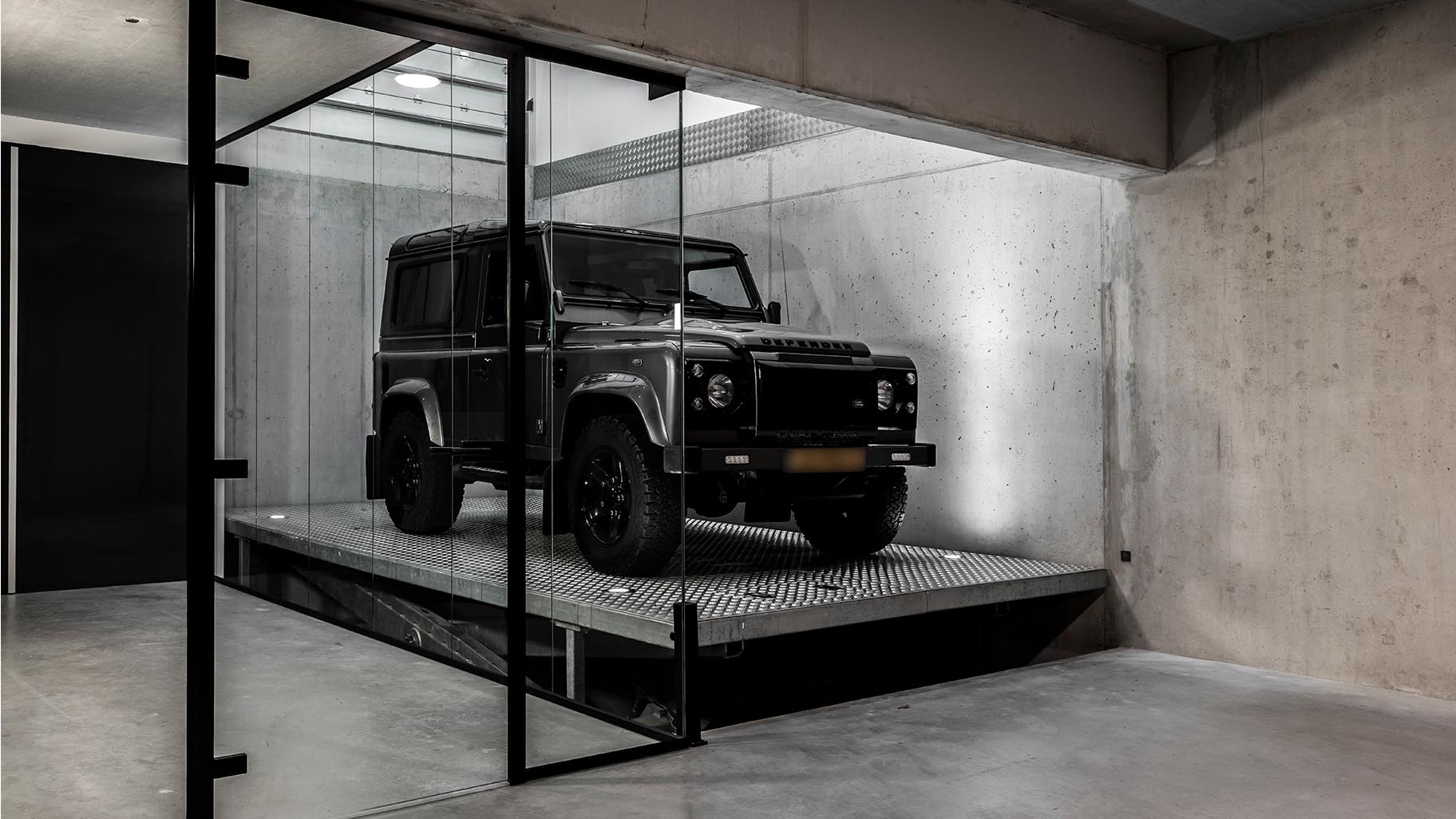 Project met garagedeur en loopdeur van Afrormosia hout in Eindhoven gemaakt door different doors