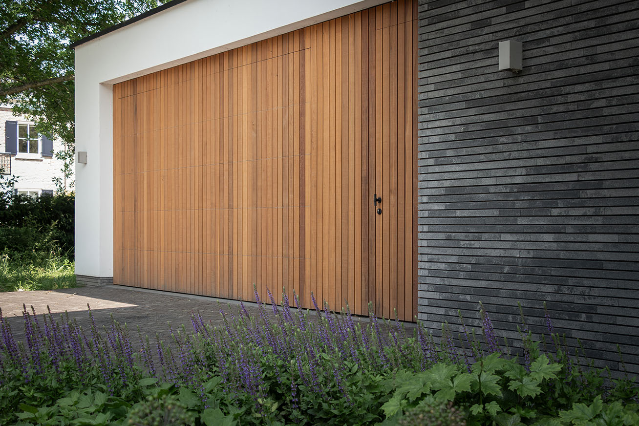 Imposant landhuis met garagedeur van western red cedar