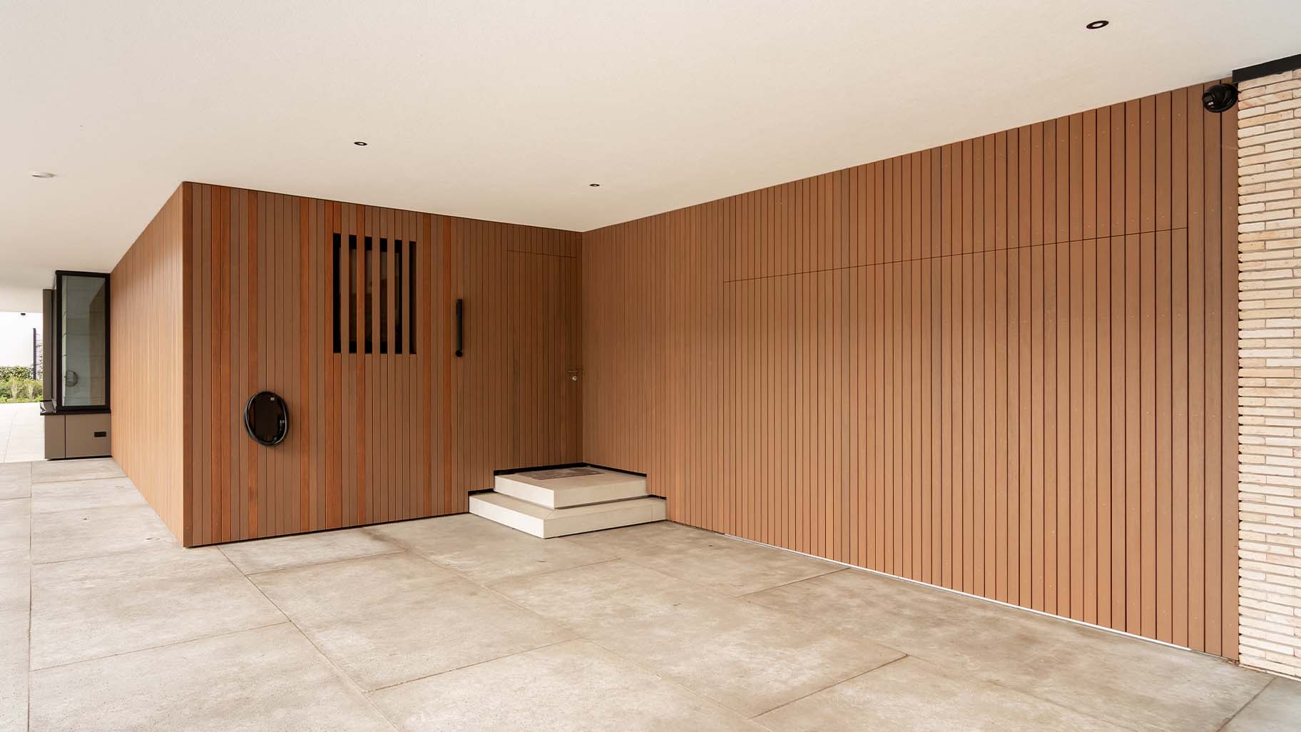 Zijwaartse Fraké houten garagedeur