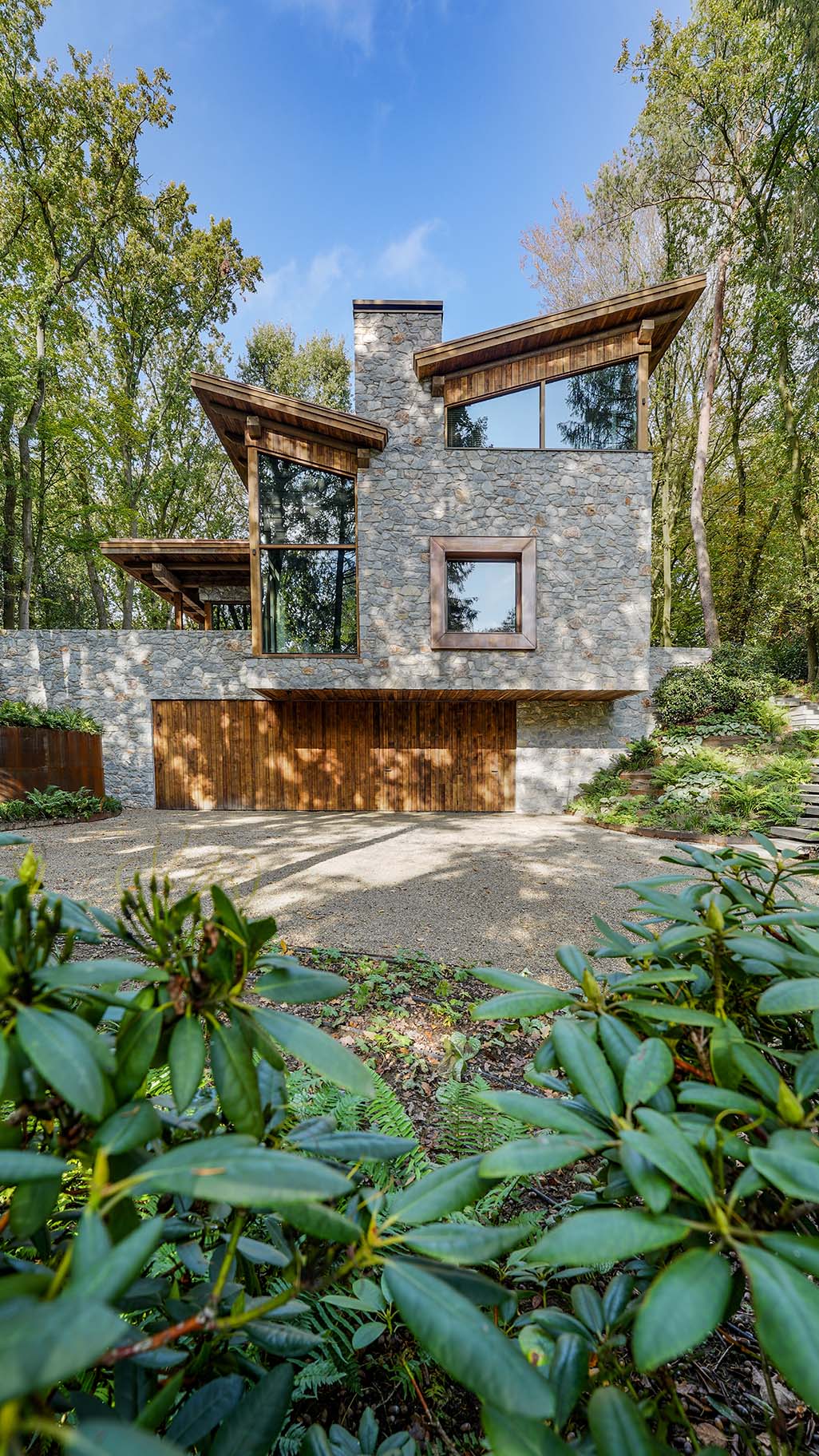 Houten garagedeur bij luxe villa