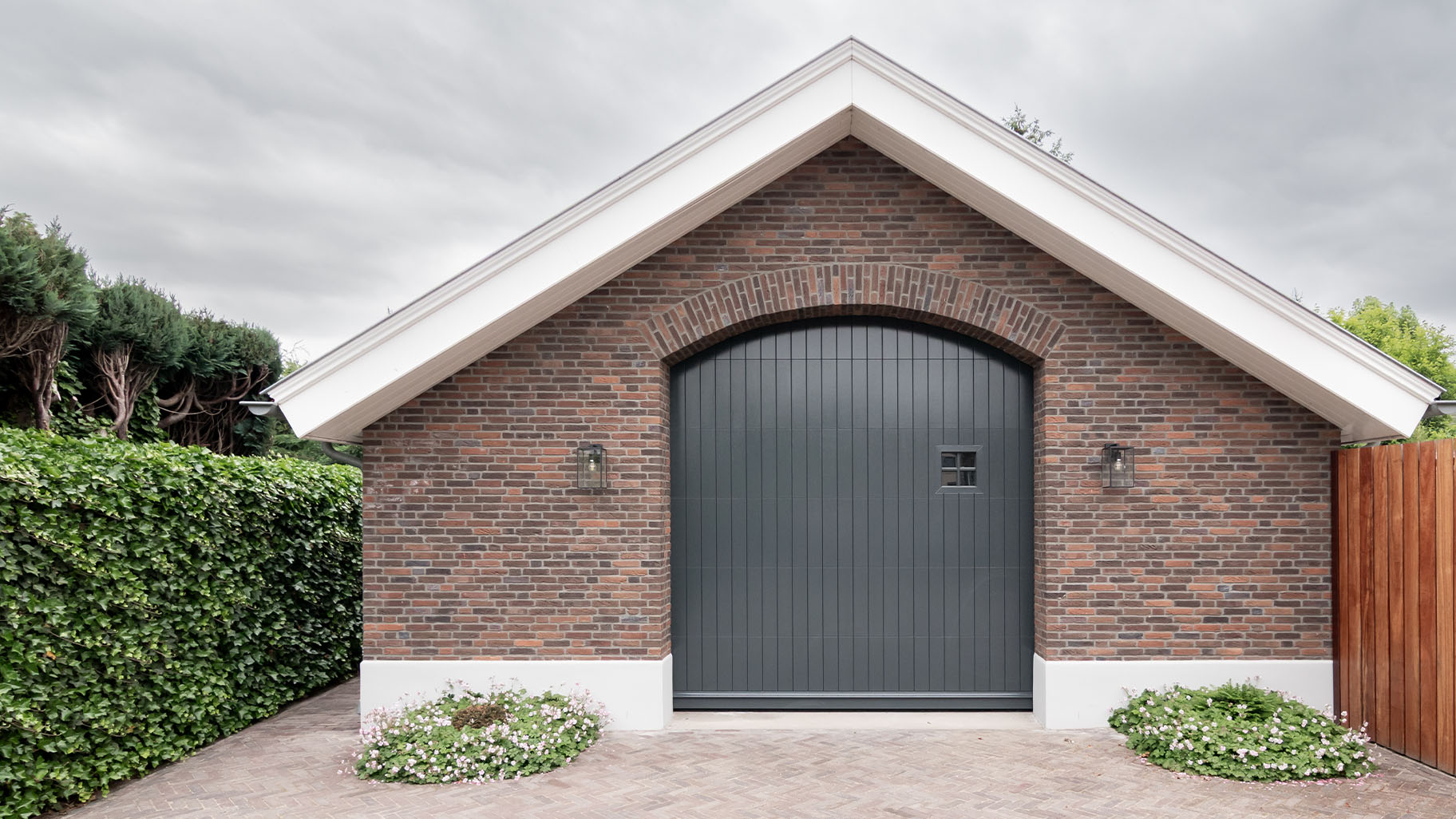 Houten sectionaaldeur in traditionele stijl