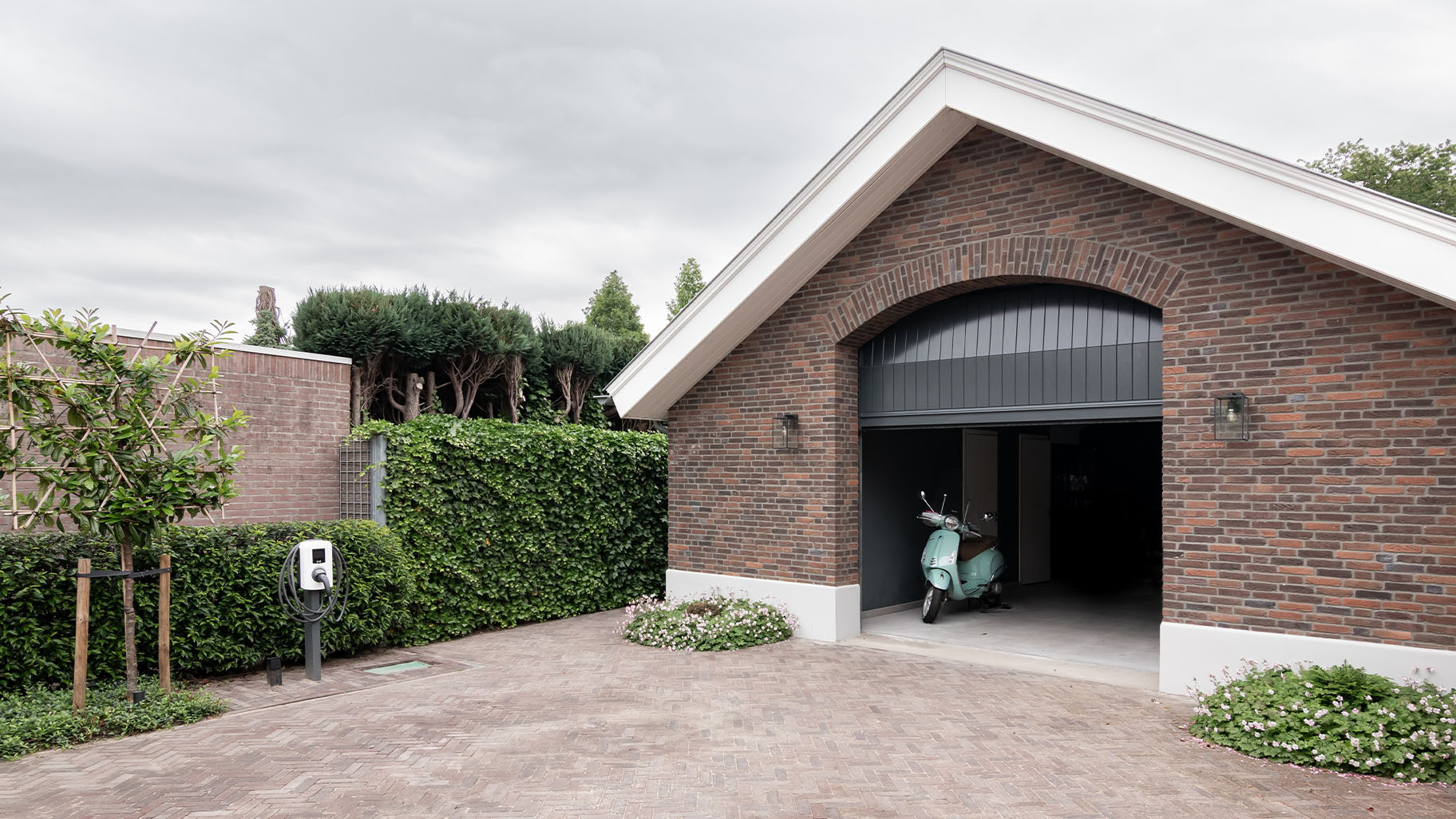 Houten sectionaaldeur in traditionele stijl
