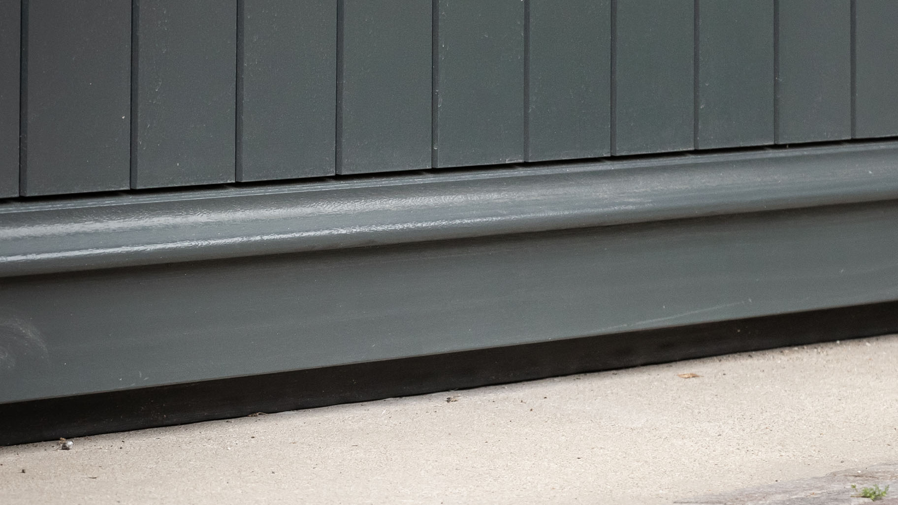 Klassieke details houten garagedeur