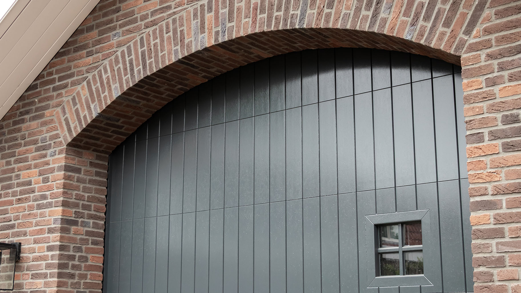 Traditionele stijl houten garagedeur