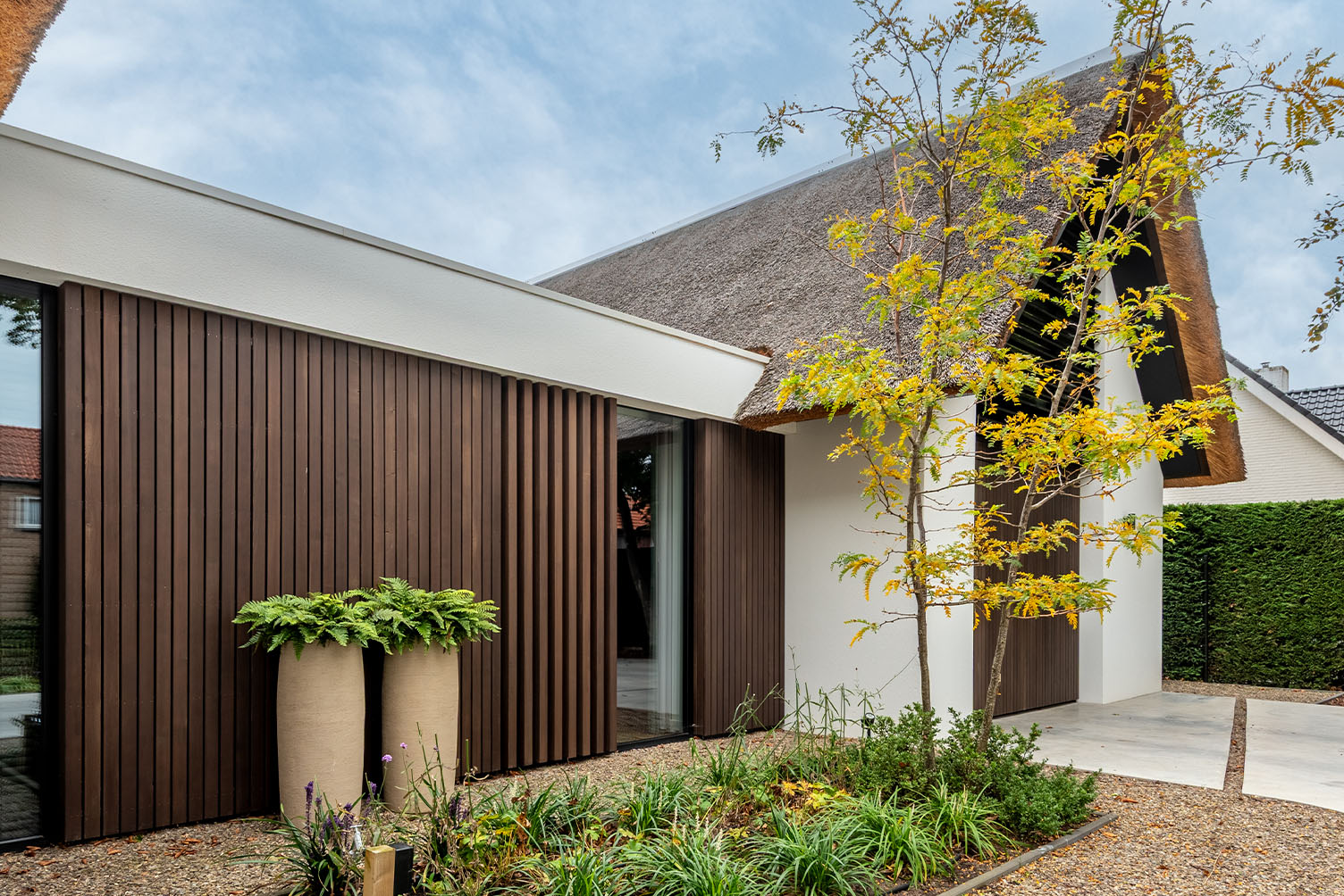 Garagedeur met houten latten