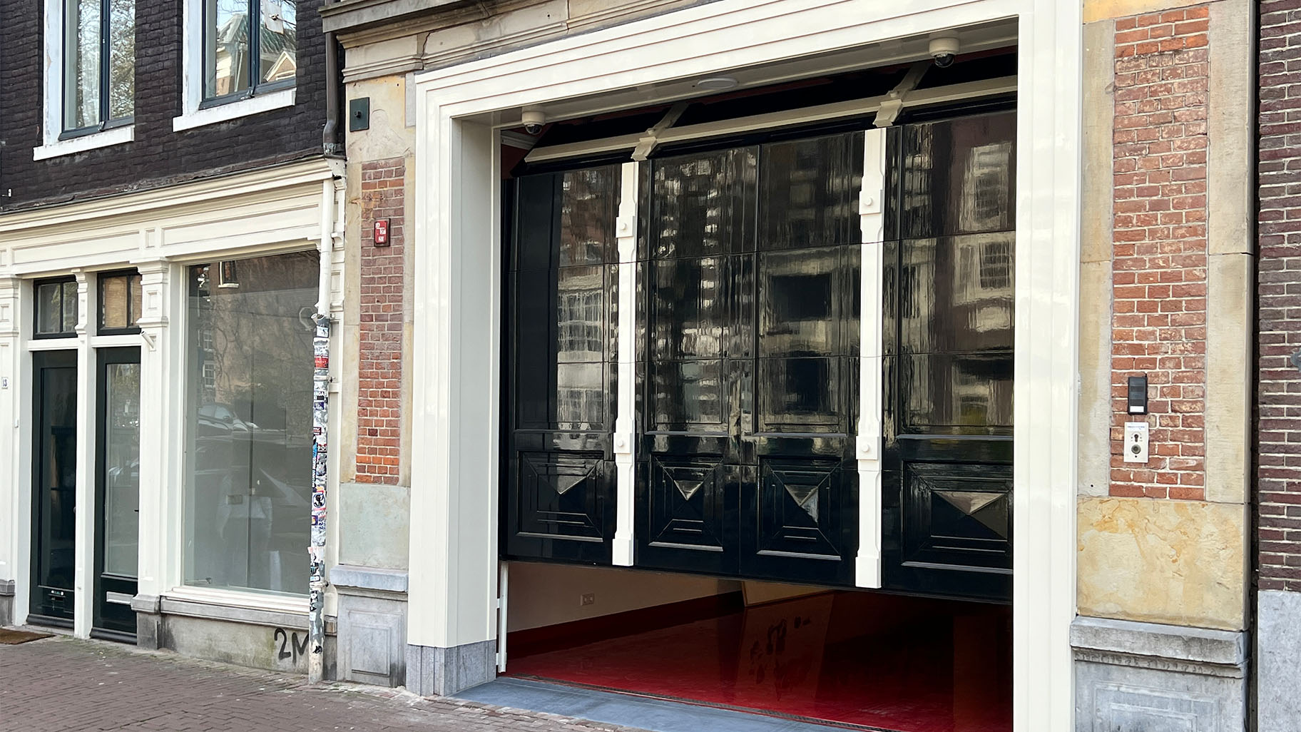 Houten garagedeur grachtenpand Amsterdam