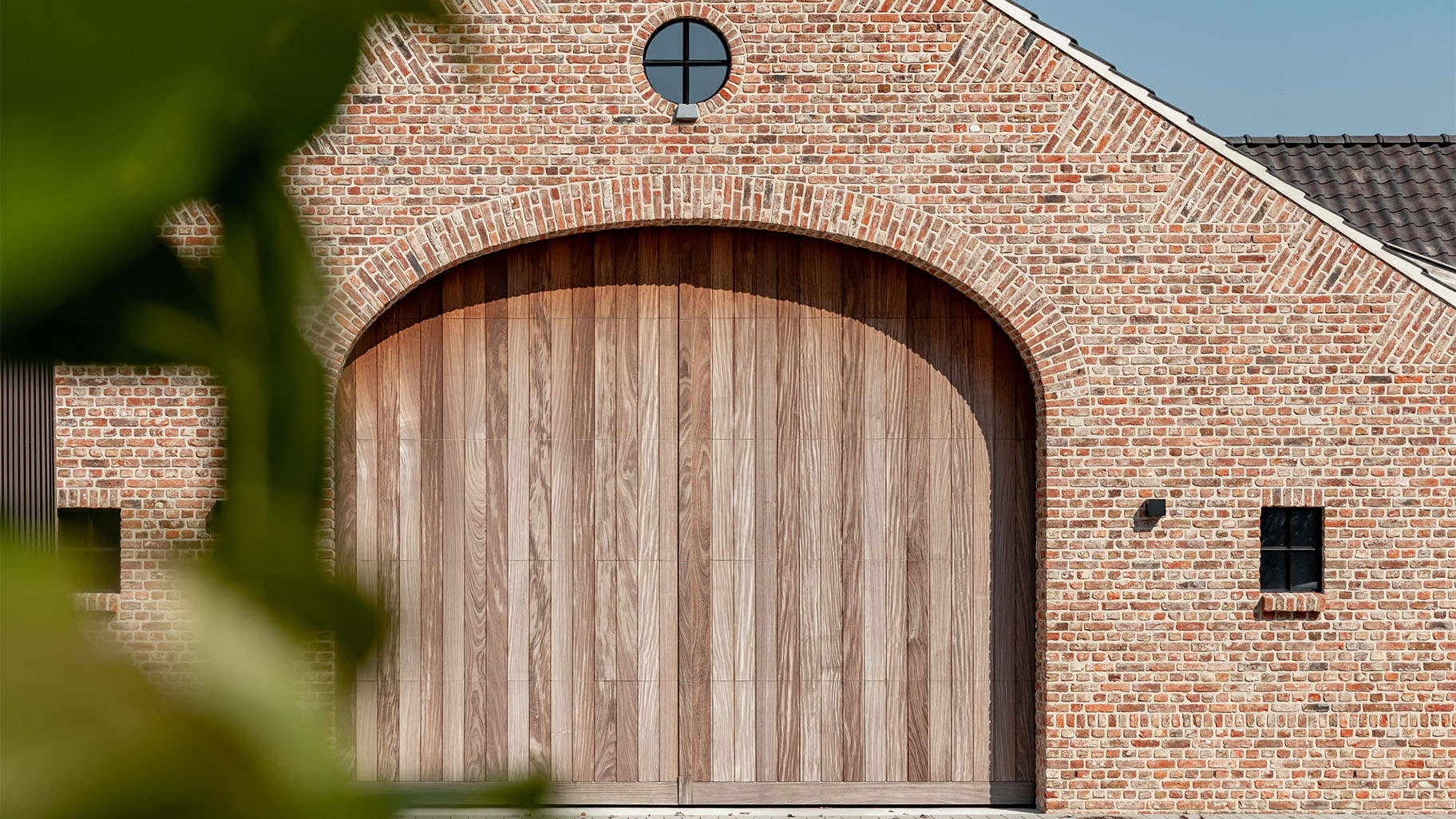 Houten sectionaaldeur bij toog