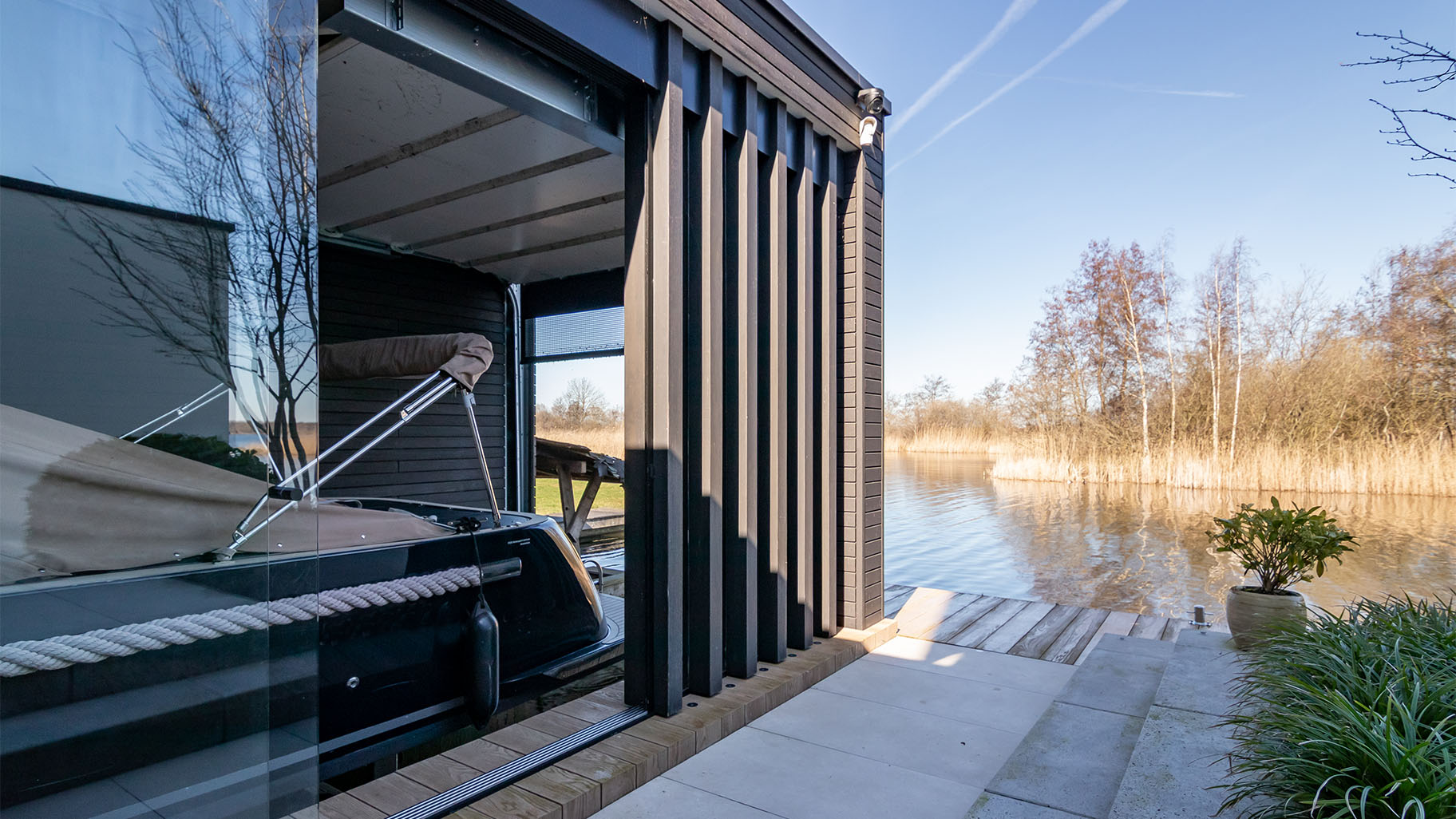 Sectionaaldeur bij botenhuis