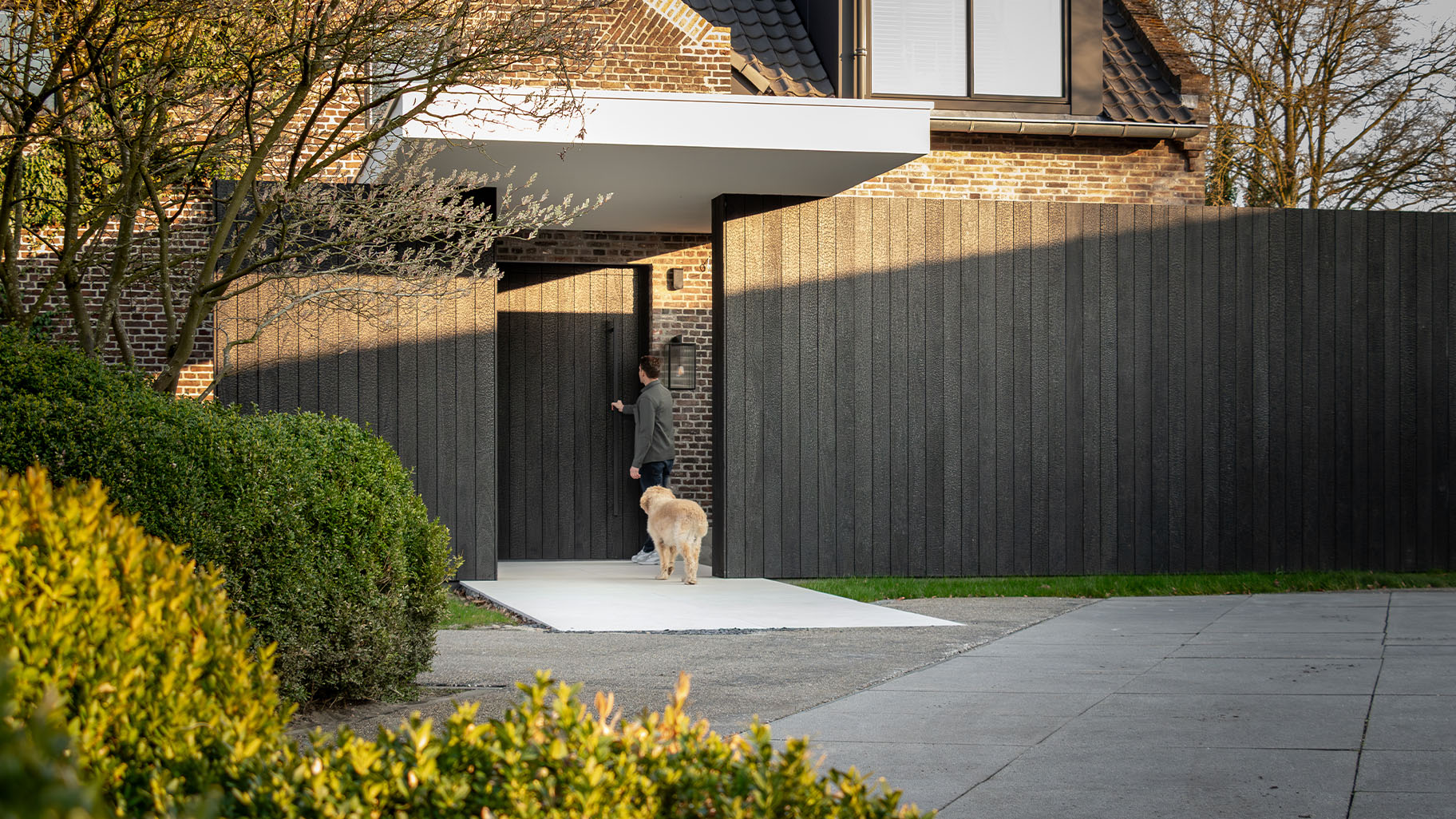 Taatsdeur als voordeur van Shou Sugi Ban