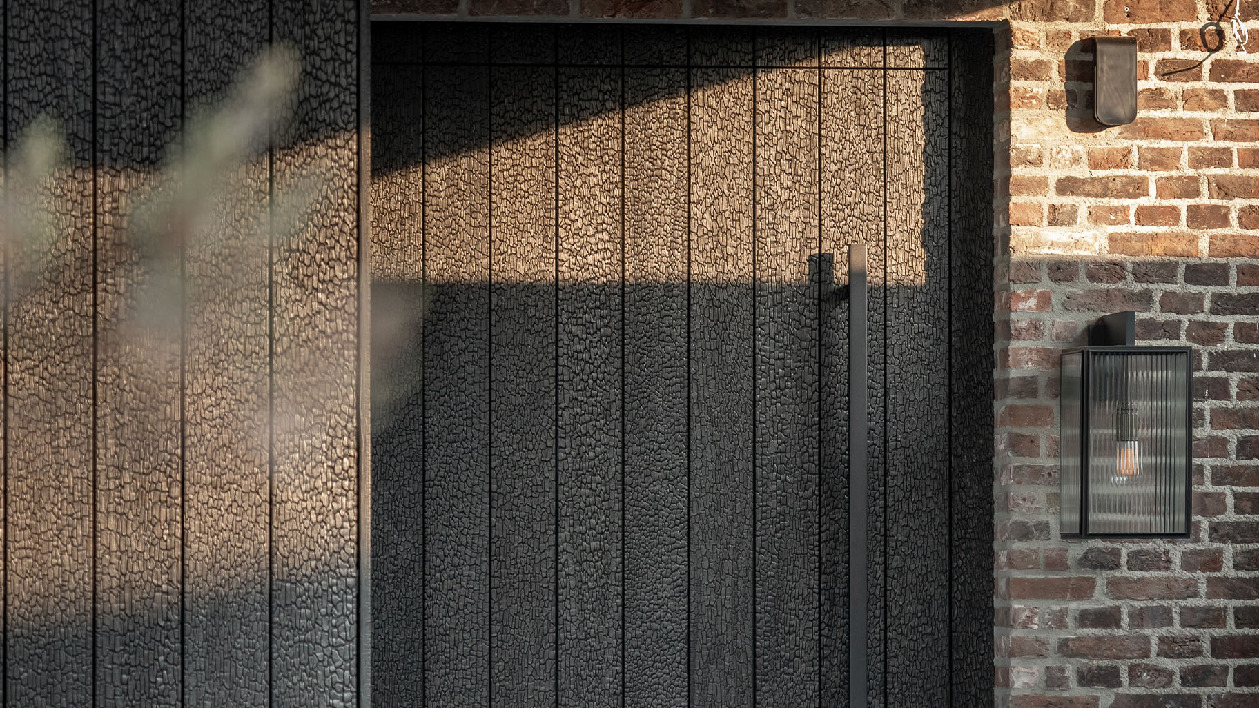 Taatsdeur als voordeur van Shou Sugi Ban
