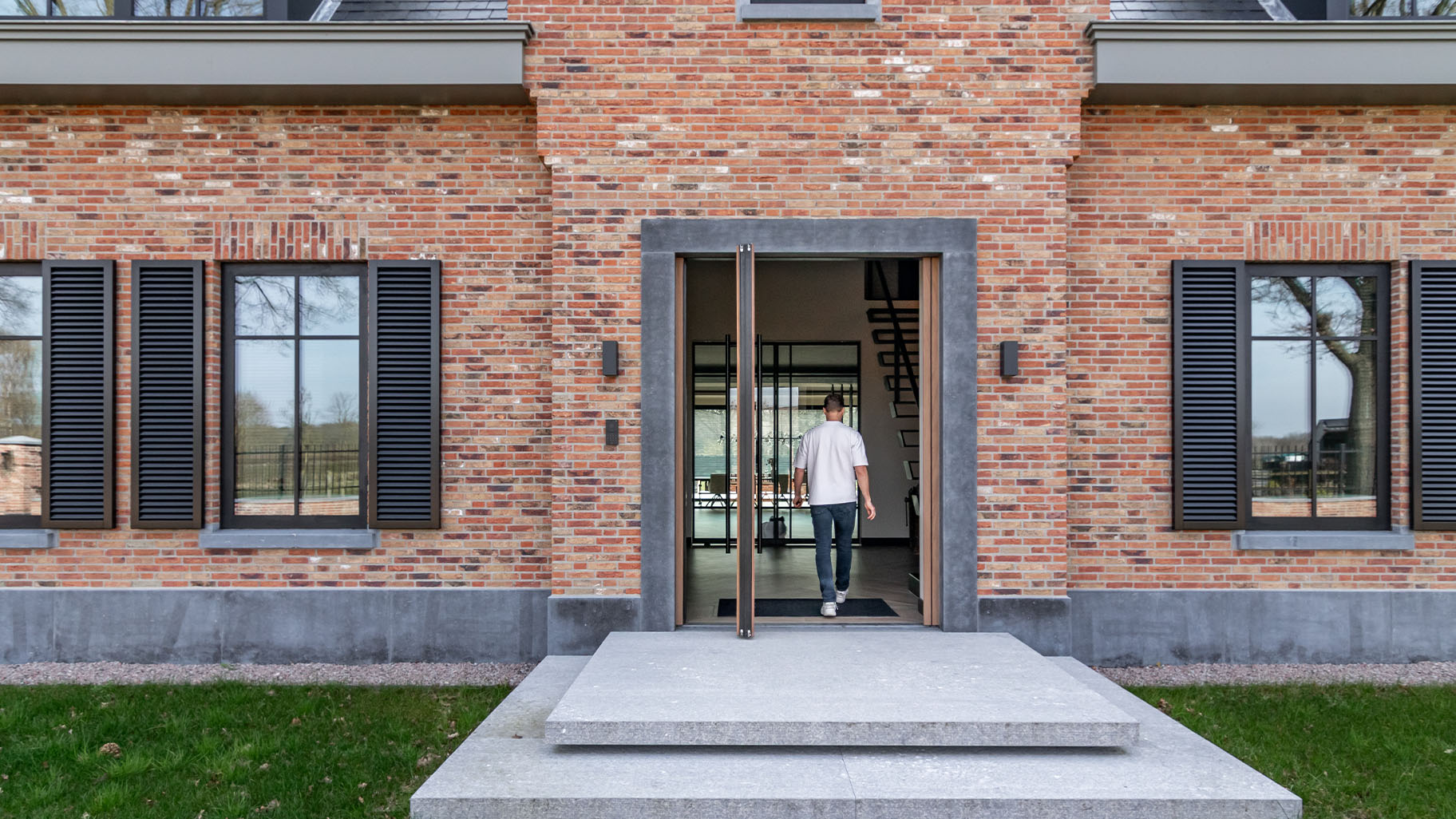 Taatsvoordeur van hout