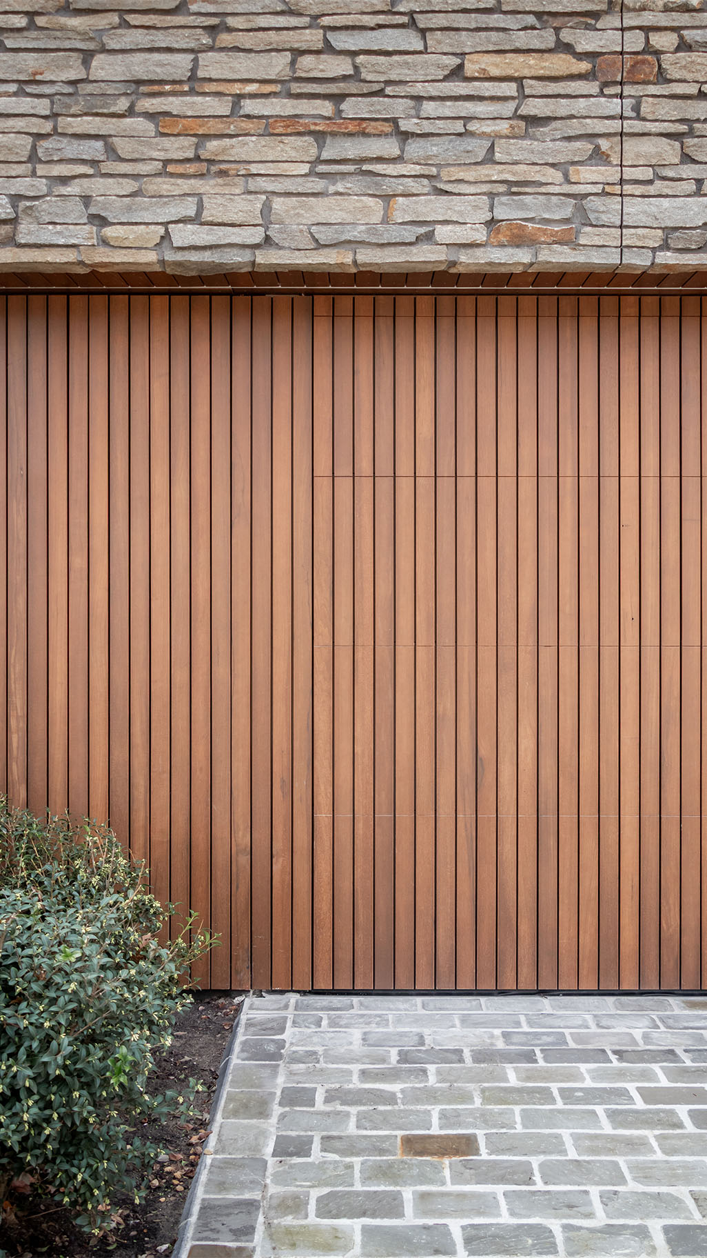 Houten garagedeuren van ruim vijf meter breed