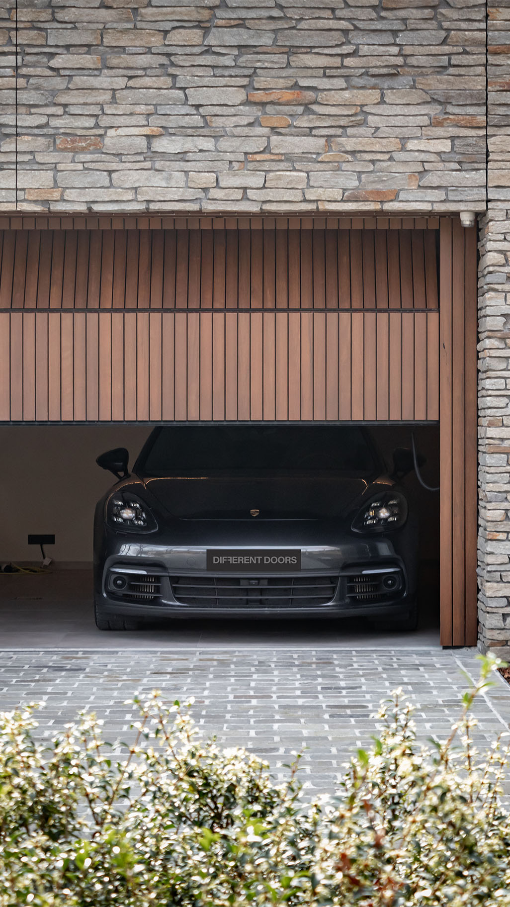 Houten garagedeuren van ruim vijf meter breed