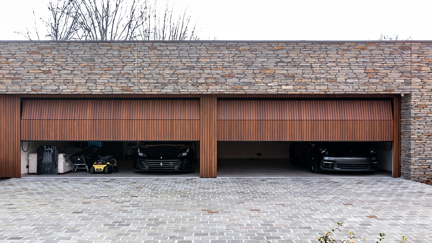 Houten garagedeuren van ruim vijf meter breed