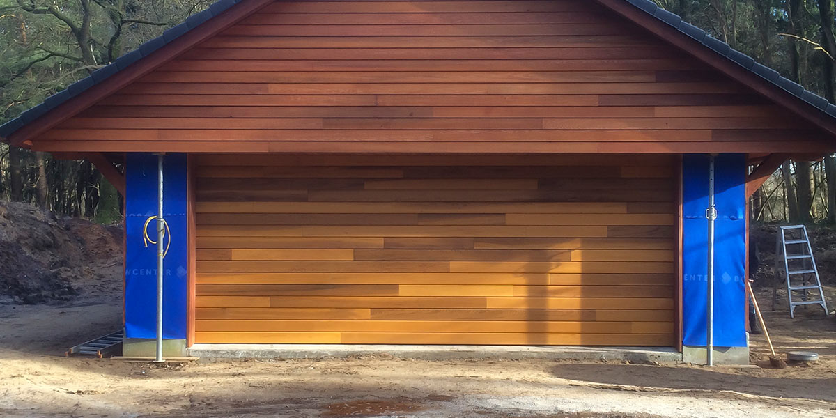 elektrische houten garagedeur