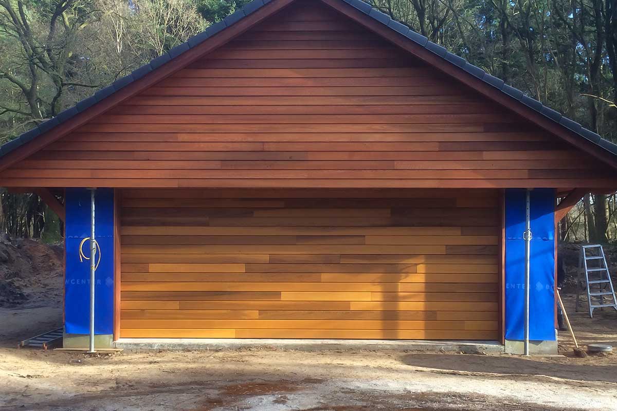 Elektrische houten garagedeur