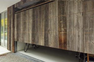 barnwood-houten-garagedeur-geïntegreerd-in-de-wand-2