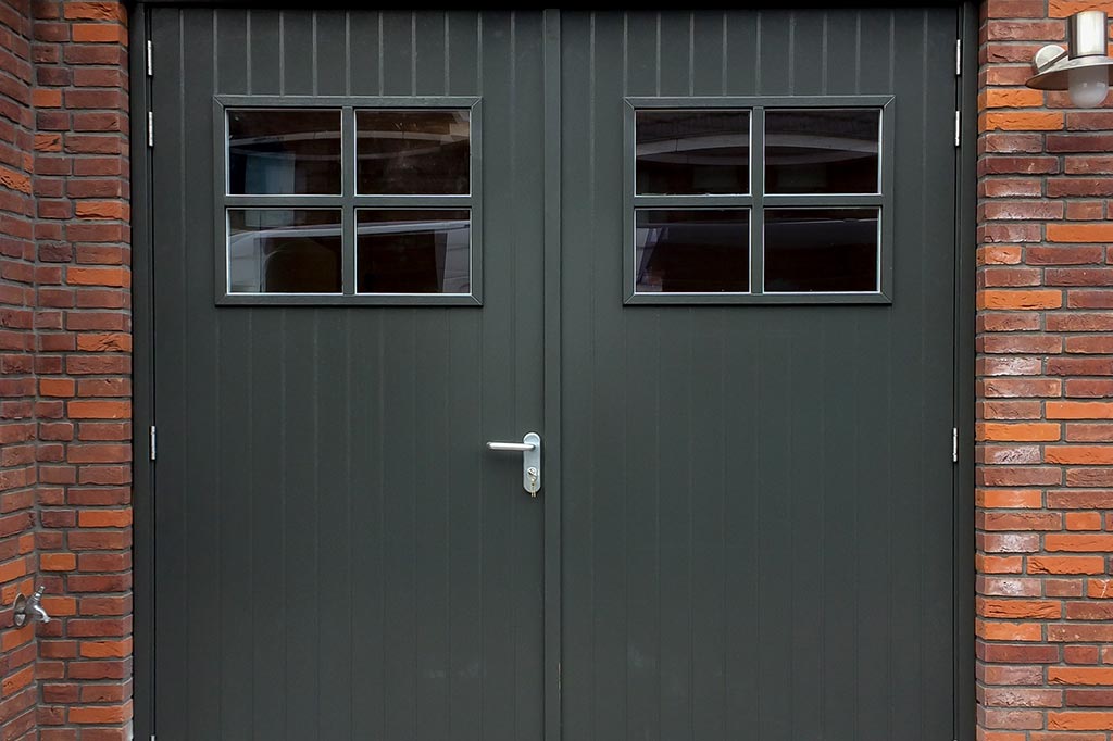 Klassieke houten openslaande garagedeuren