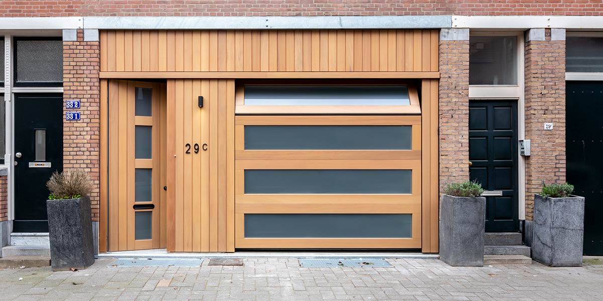 https://www.differentdoors.nl/wp-content/uploads/2019/03/houten-garagedeur-met-melkglas.jpg