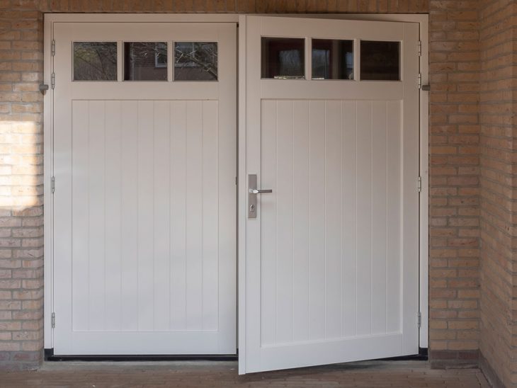 Witte houten openslaande garagedeuren