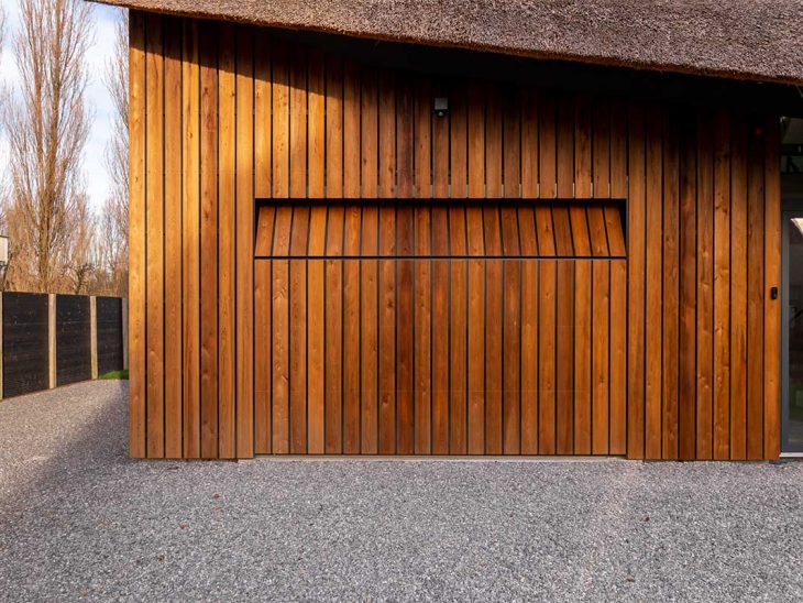 houten garagedeur gelijk met de gevel