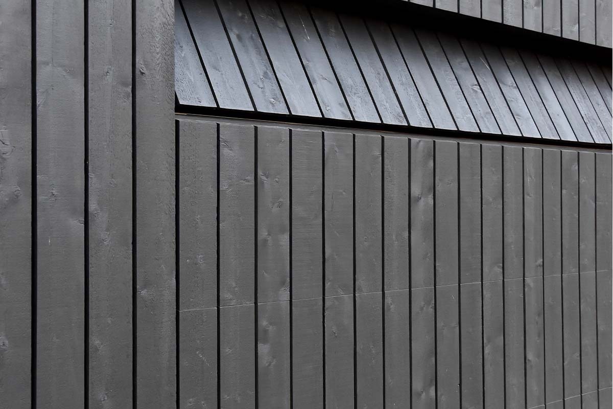 zwarte houten garagedeur