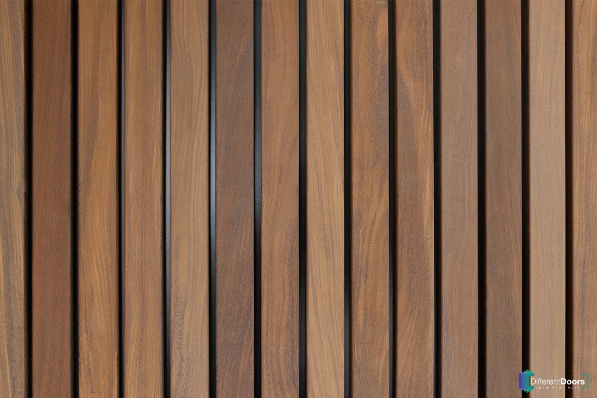 Afrormosia houten garagedeur verticaal