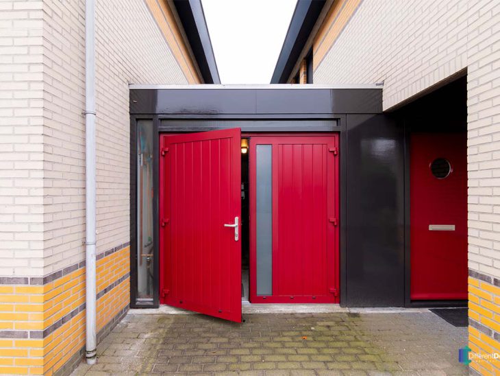 Openslaande garagedeur rood