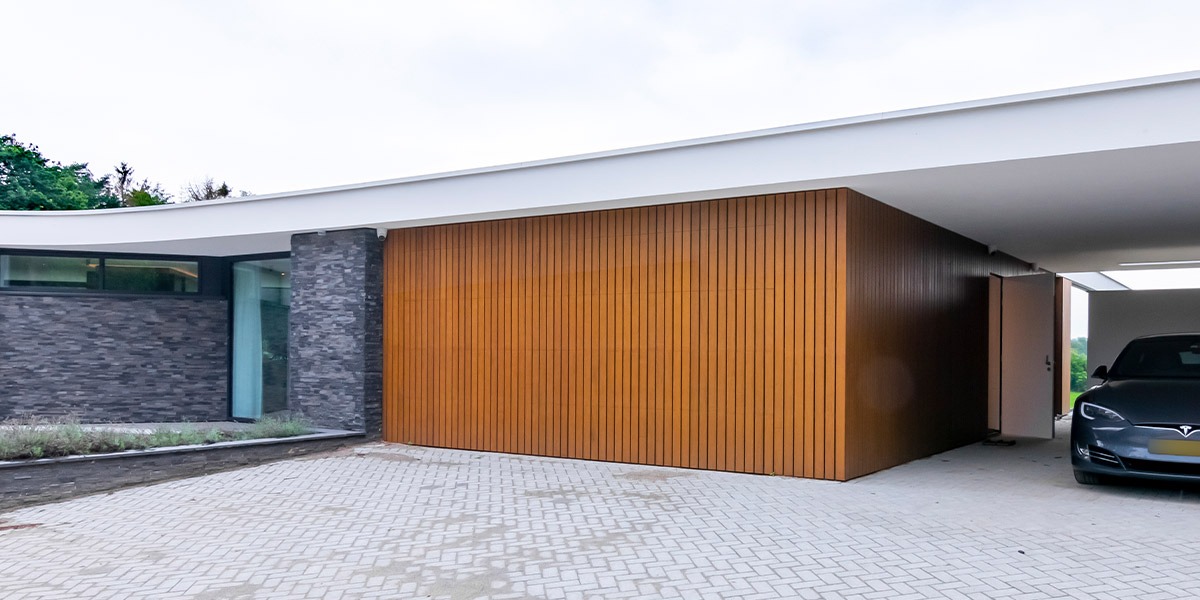 Onzichtbare garagedeur van hout