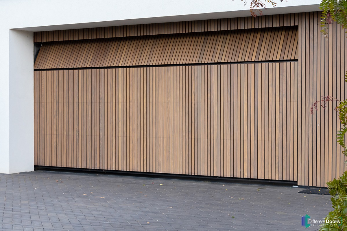 Brede houten garagedeur
