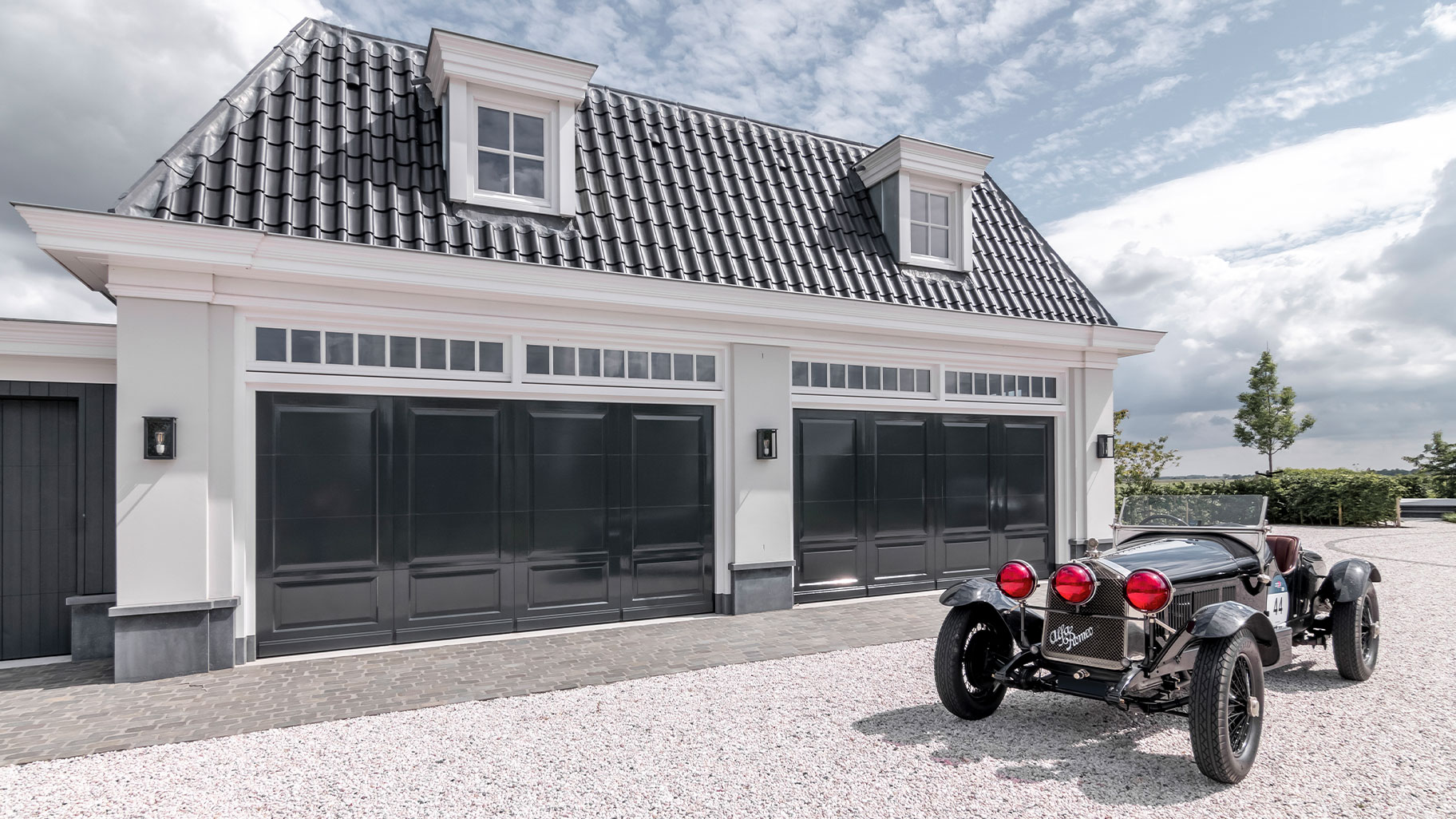 Houten garagedeuren klassieke stijl met een oldtimer