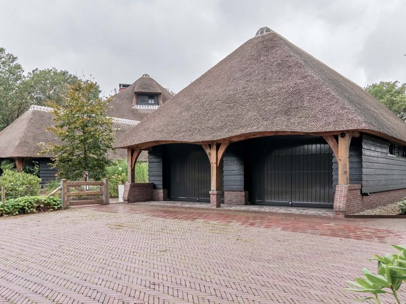 Op maat gemaakte traditionele houten garagedeuren door Different Doors