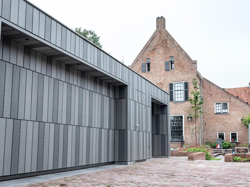 Monumentaal pand met moderne Accoya houten sectionaaldeur