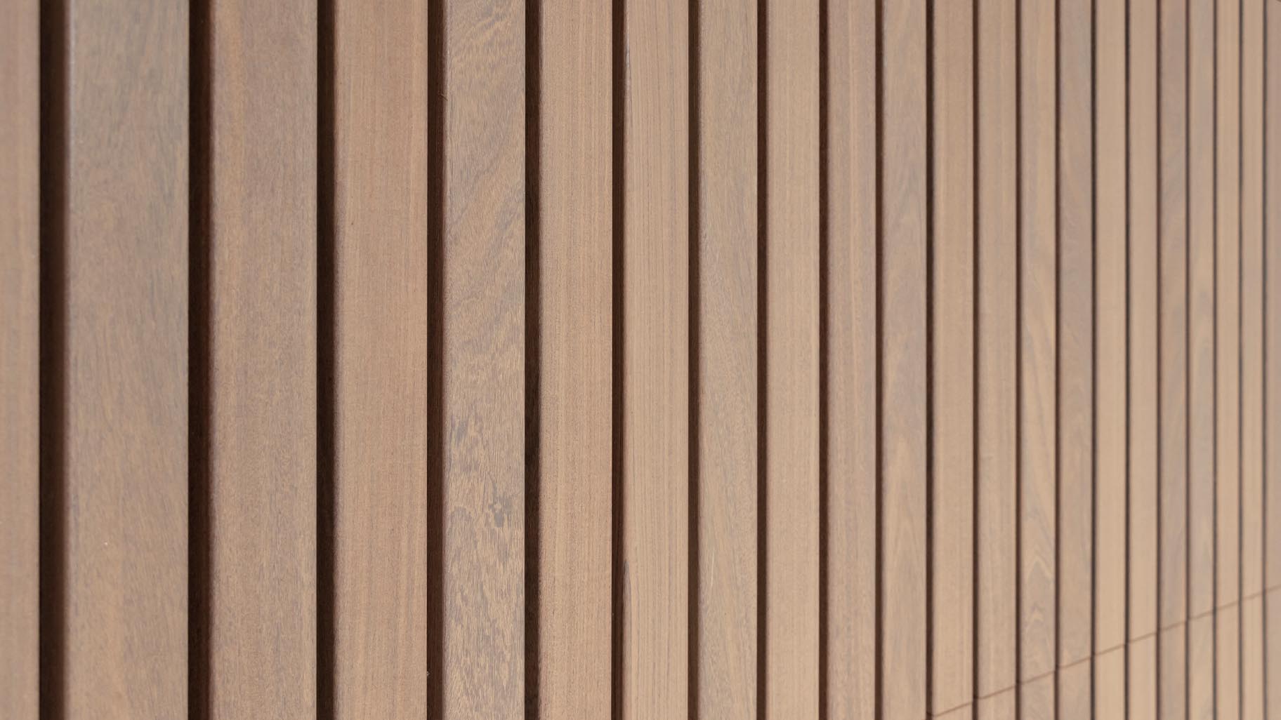 Detail van de Afrormosia houten latten, met een warme, natuurlijke uitstraling en een mooie houtstructuur