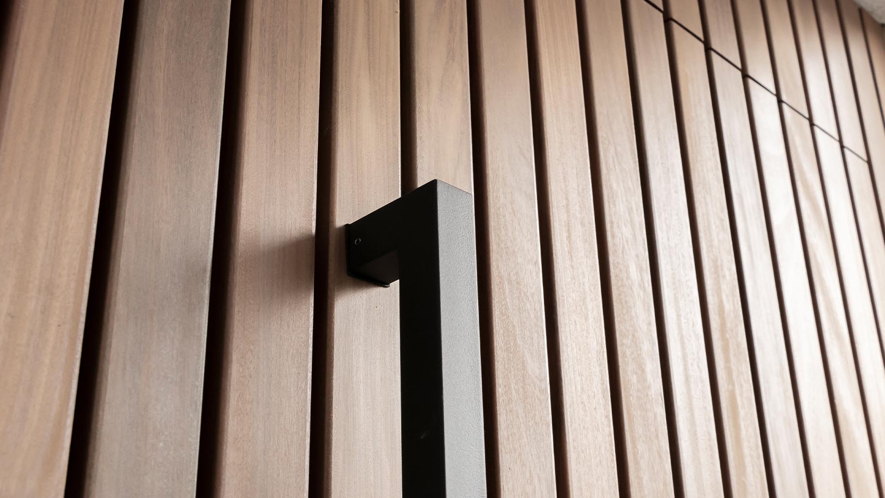 Detail van de Afrormosia houten latten, met een warme, natuurlijke uitstraling en een mooie houtstructuur