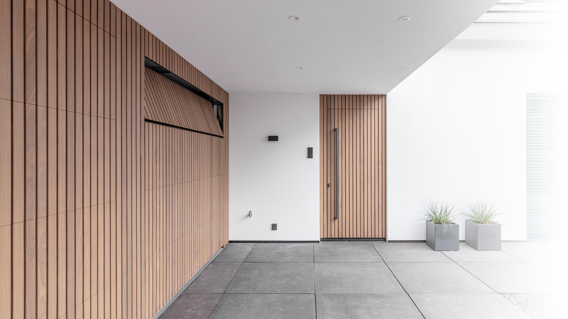 Afrormosia houten garagedeuren met voordeur