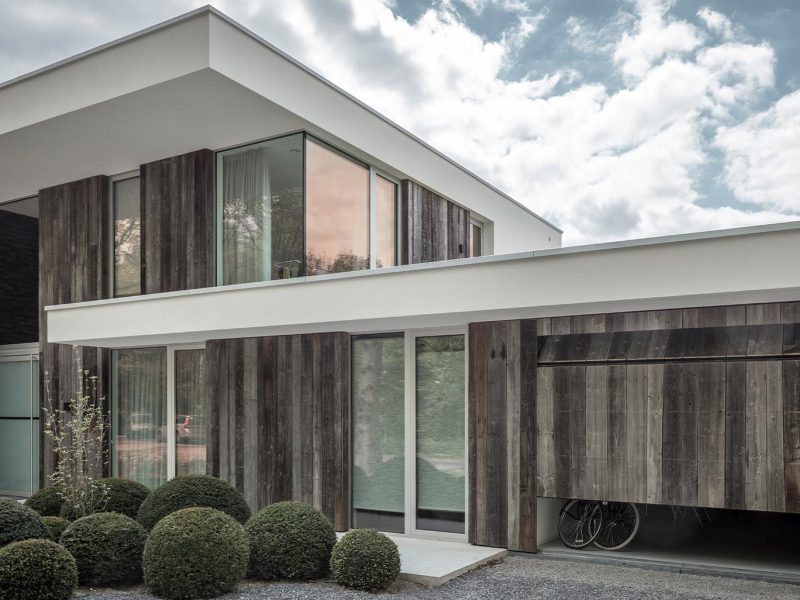 Moderne woning met een unieke Barnwood garagedeur