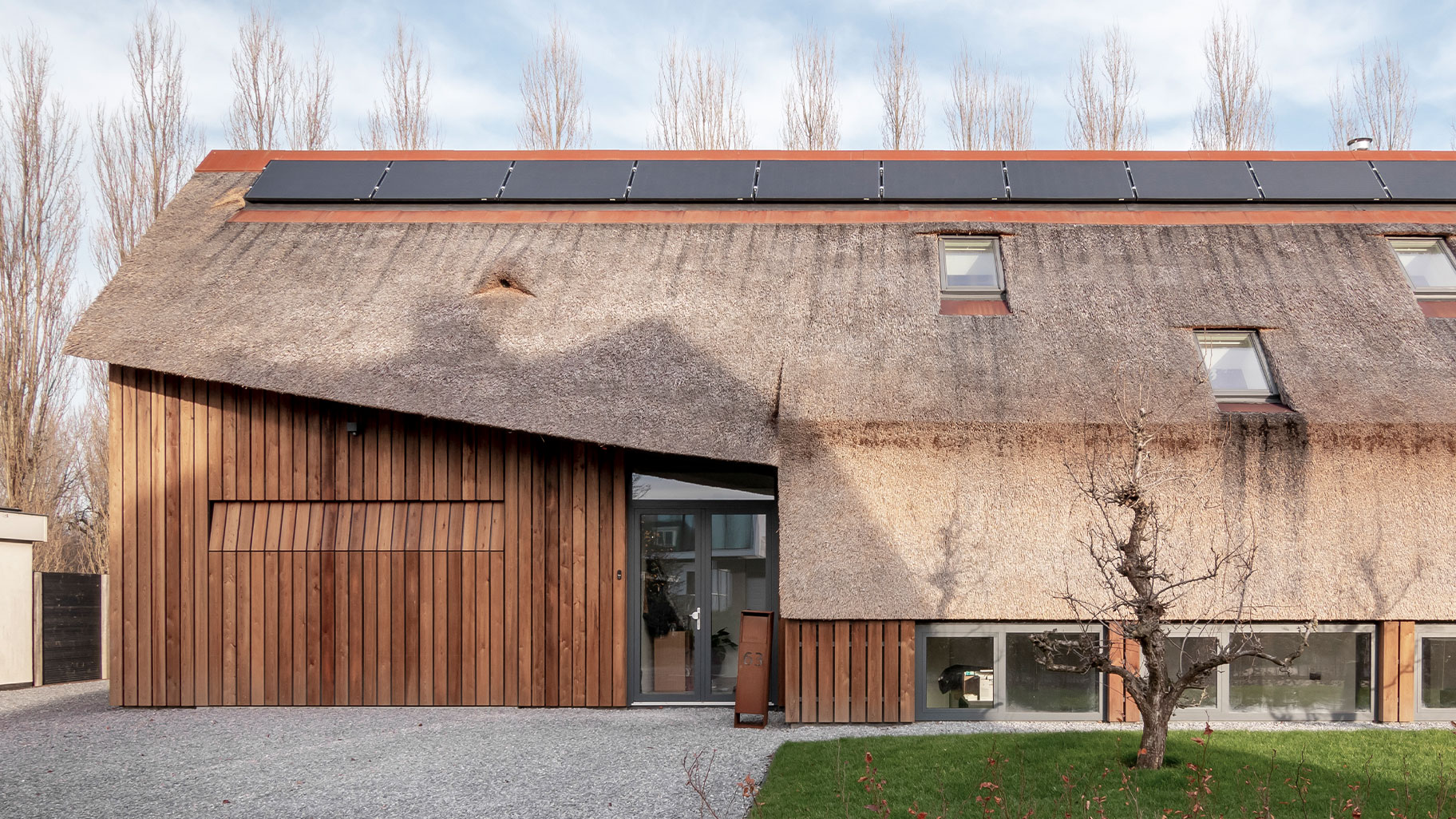 Brede latten garagedeur Different Doors