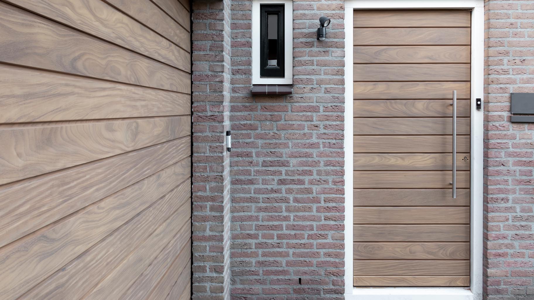 Dezelfde houten voordeur en garagedeur - Different Doors