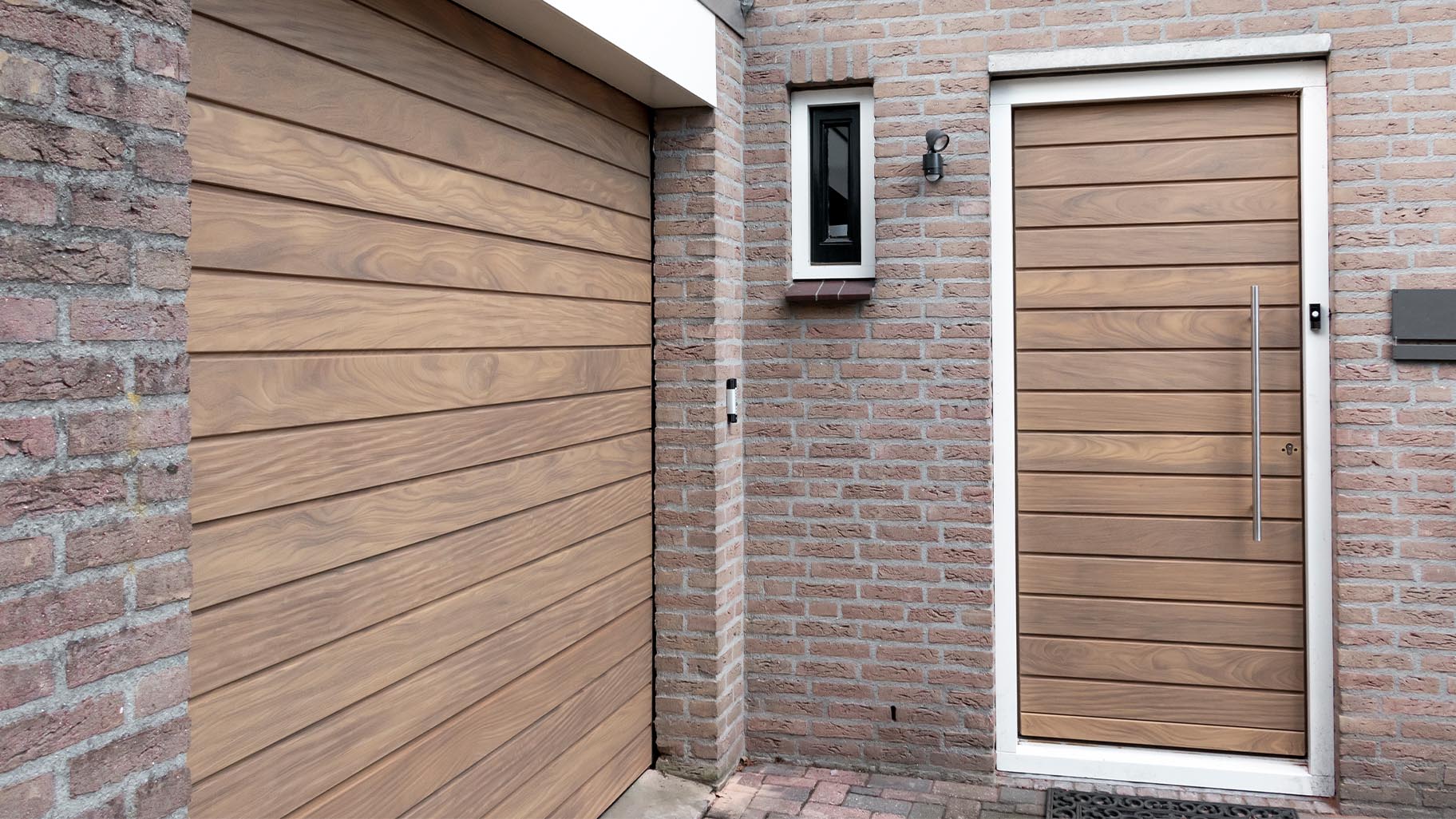 Dezelfde houten voordeur en garagedeur - Different Doors
