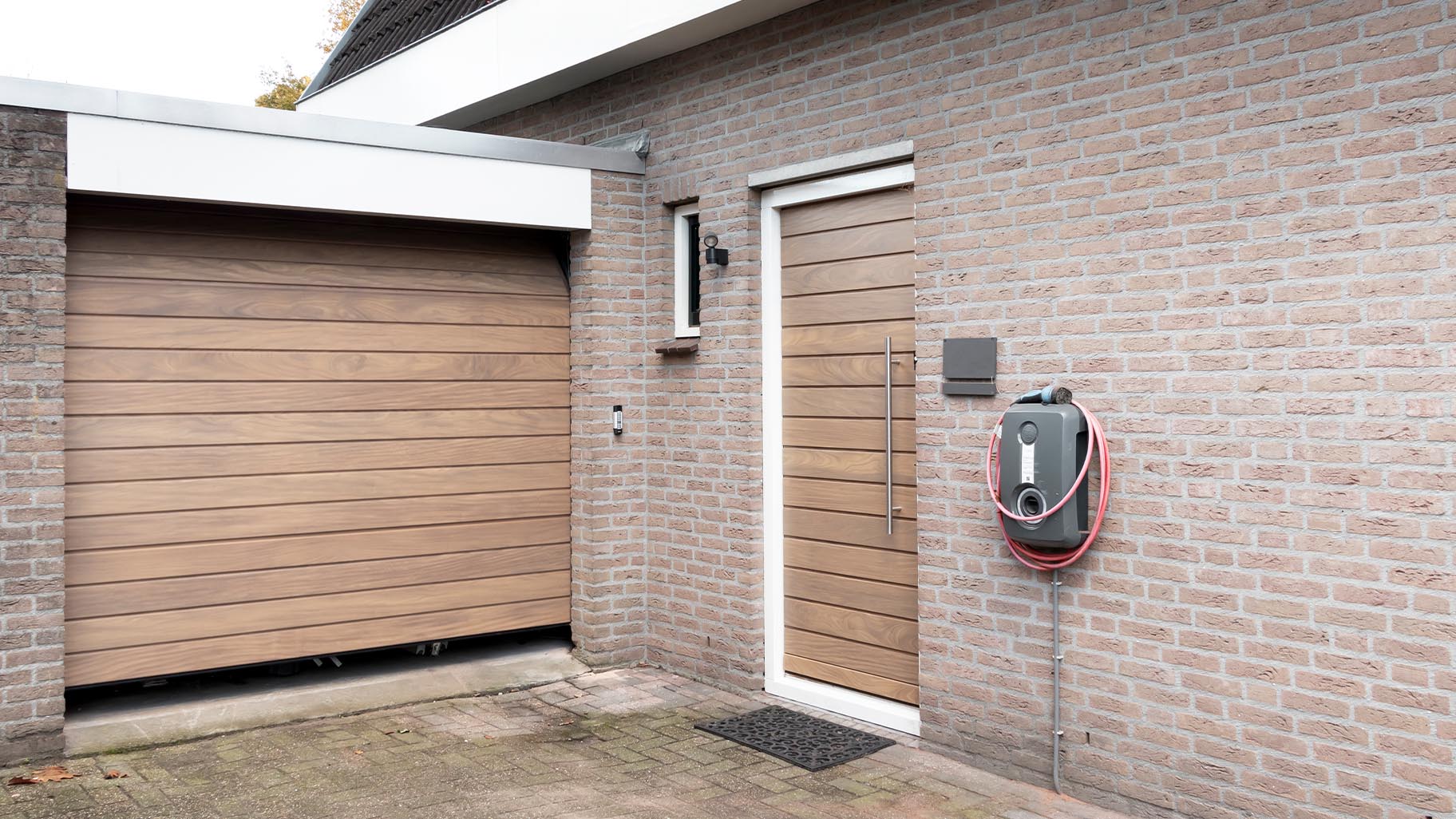 Dezelfde houten voordeur en garagedeur - Different Doors
