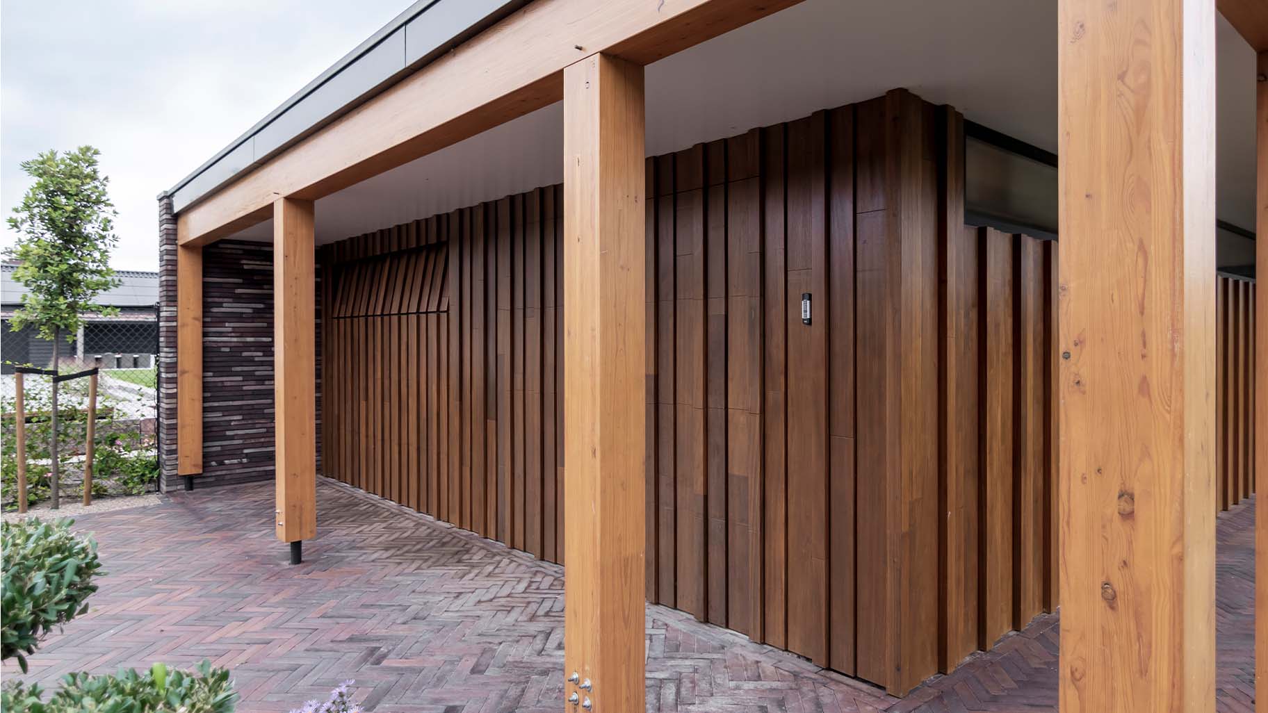 Different Doors houten garagedeur gelijk met de gevel