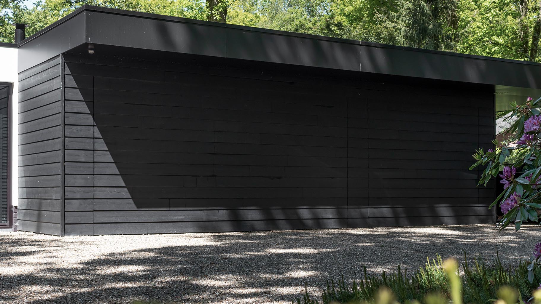 Dubbele gepotdekselde garage gelijk met de gevel - Different Doors