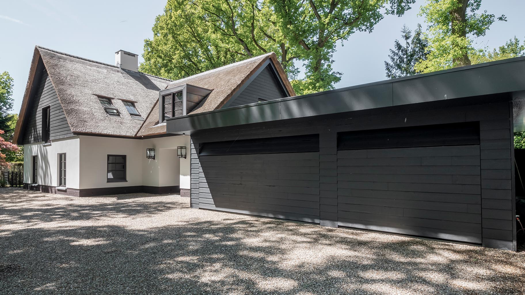 Dubbele gepotdekselde garage gelijk met de gevel - Different Doors