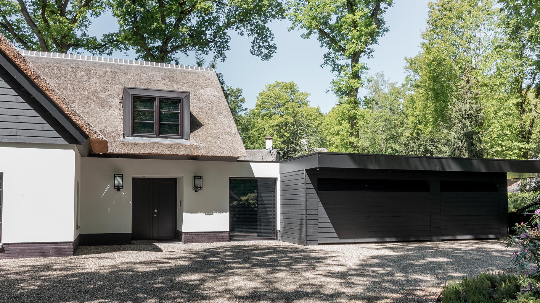 Dubbele gepotdekselde garage gelijk met de gevel - Different Doors