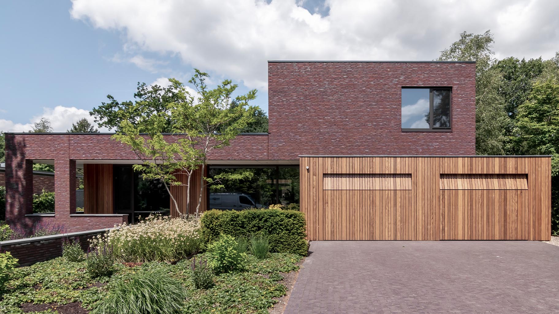Op maat gemaakte Afrormosia houten garagedeuren van Different Doors