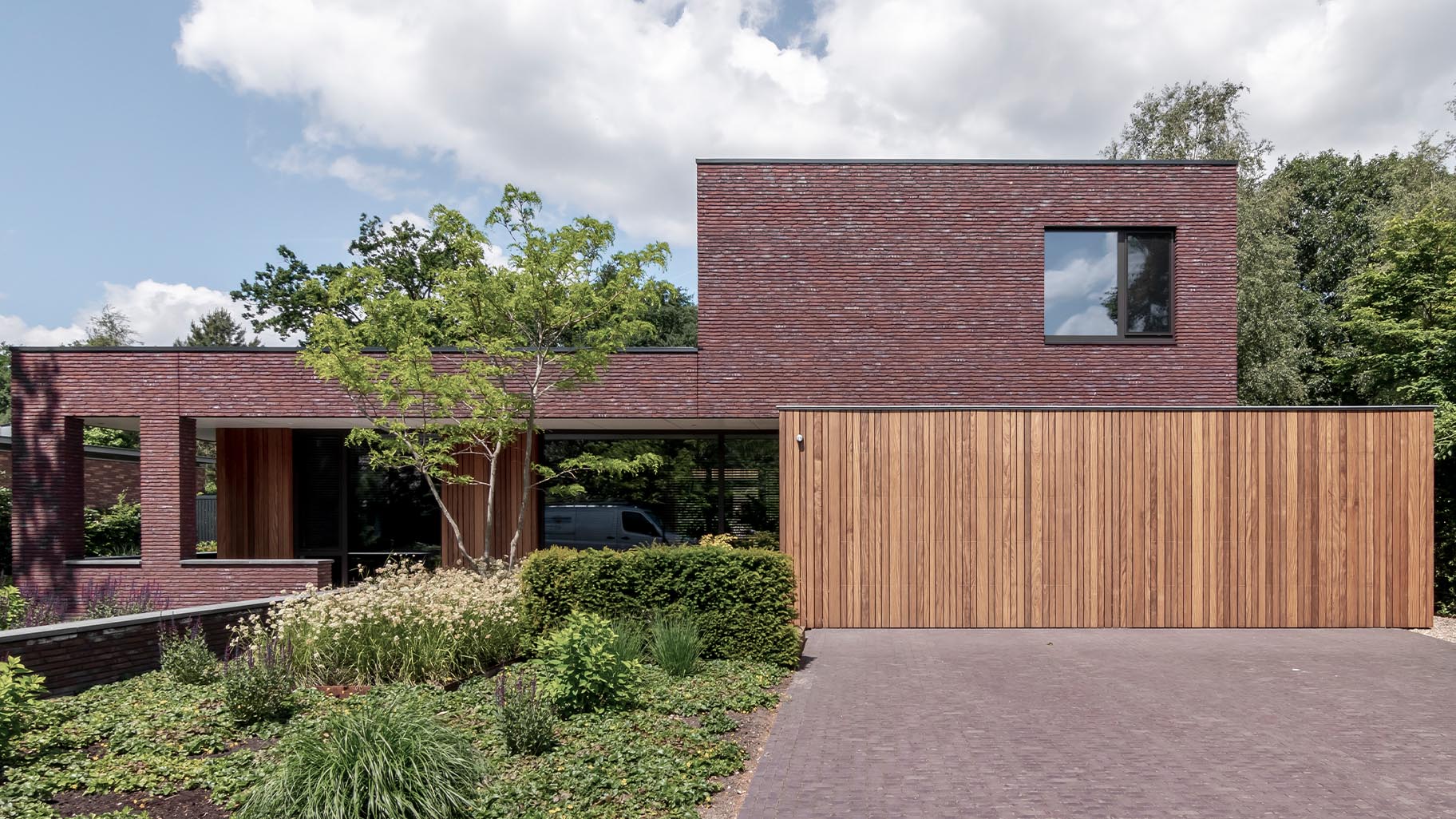 Op maat gemaakte Afrormosia houten garagedeuren van Different Doors