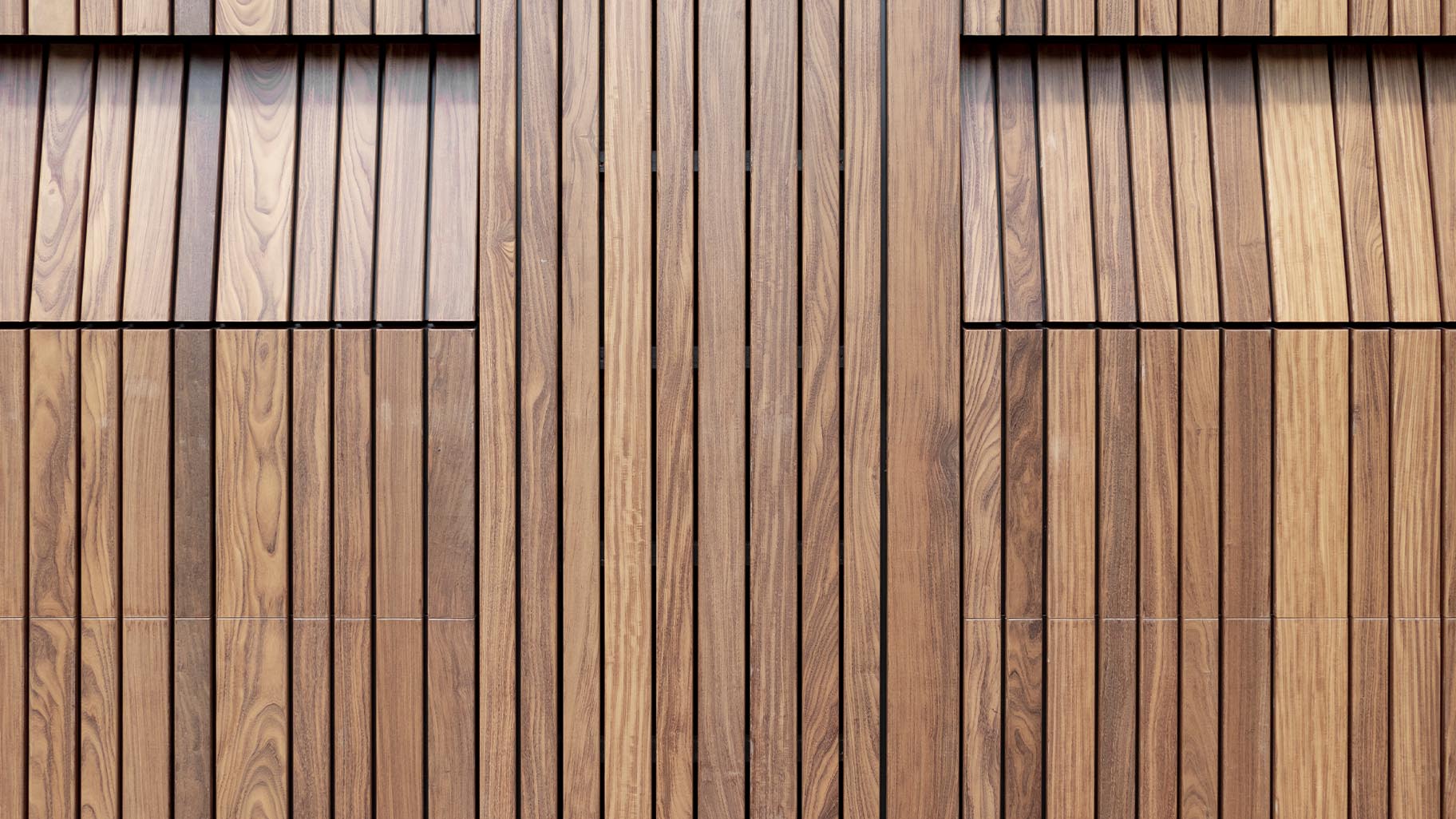 Detail van Afrormosia-houten latten met een warme, goudbruine kleur en natuurlijke houtnerf