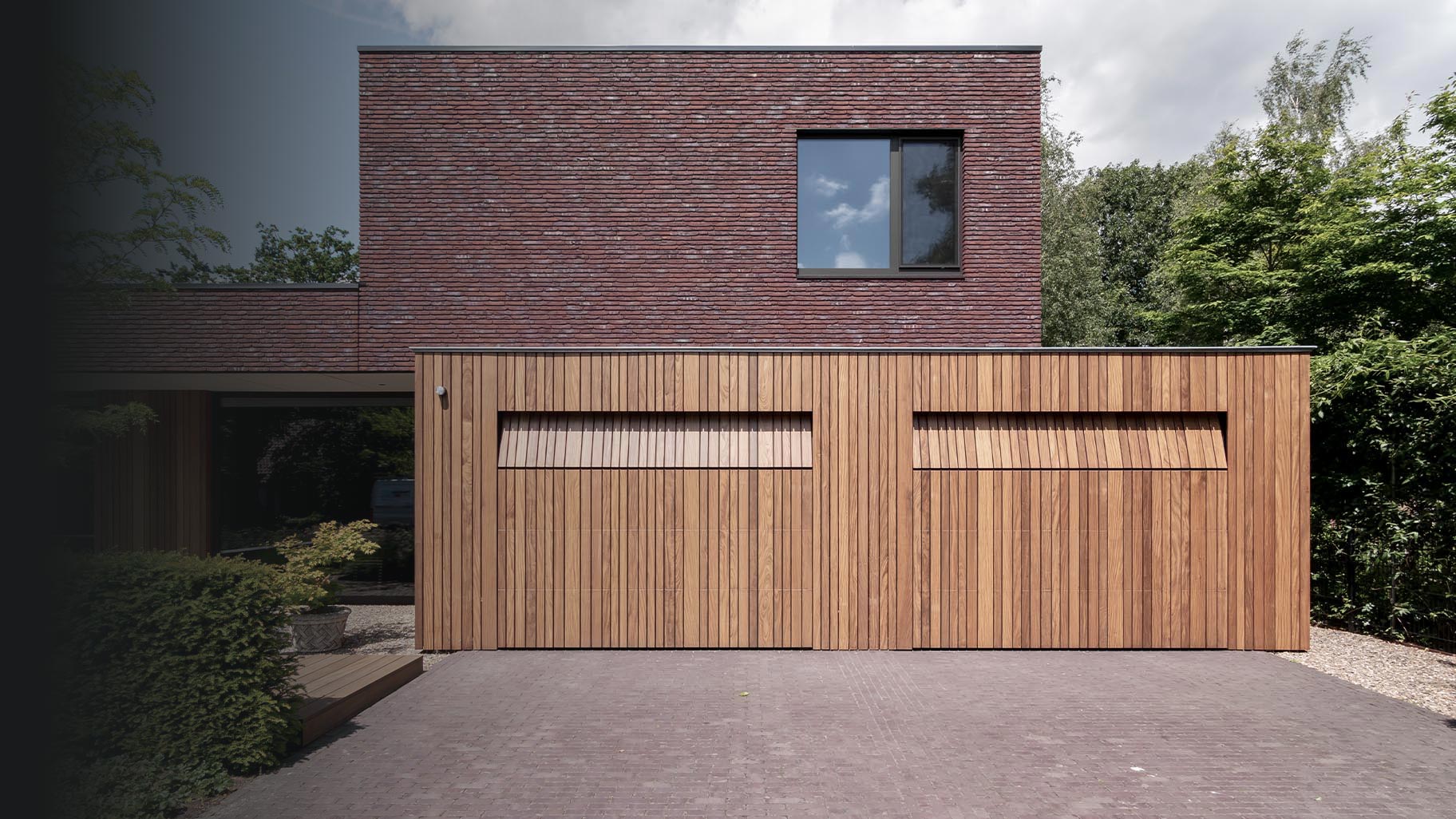 Moderne woning met dubbele houten sectionaaldeuren die bijdragen aan een stijlvolle uitstraling