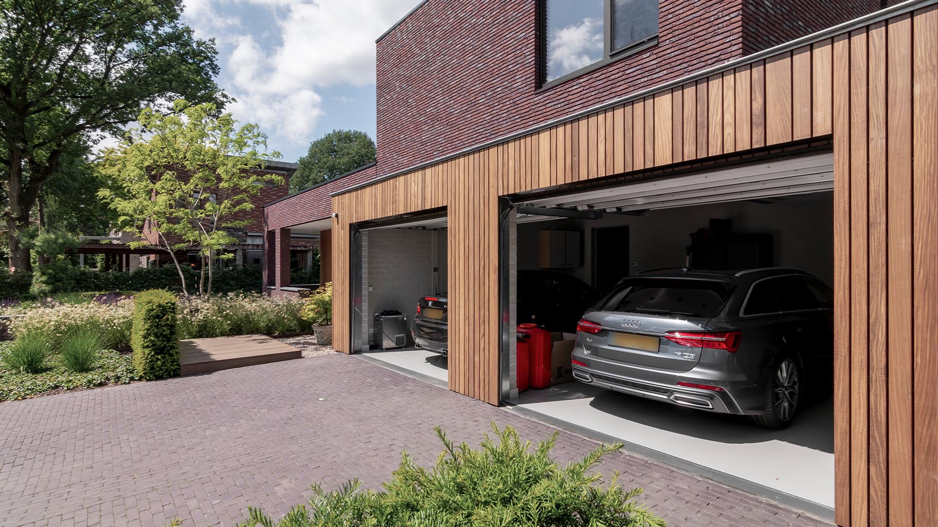 Moderne woning met dubbele houten sectionaaldeuren die bijdragen aan een stijlvolle uitstraling